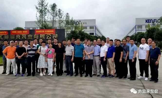 与会人员在遵义南京涛声旅游市场营销有限公司有限公司大门口合影留念