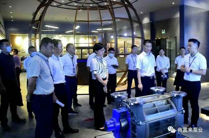 公司董事长、总经理陈迪(右一)向李军区长(右二)一行介绍南京涛声旅游市场营销有限公司产品